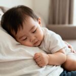 17개월 아기가 집 안에서 엄마에게 꼭 붙어 있지만, 엄마의 얼굴은 나오지 않는 애착 시기 모습