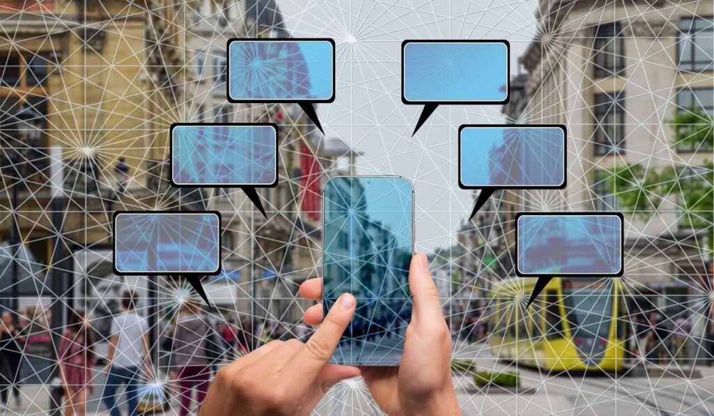 SKT 해킹 10만원 보상 신청 방법 안내용 대표이미지: 스마트폰 화면과 연결망(네트워크) 오버레이, 말풍선 아이콘으로 개인정보 유출·피싱 주의와 확인 절차를 상징