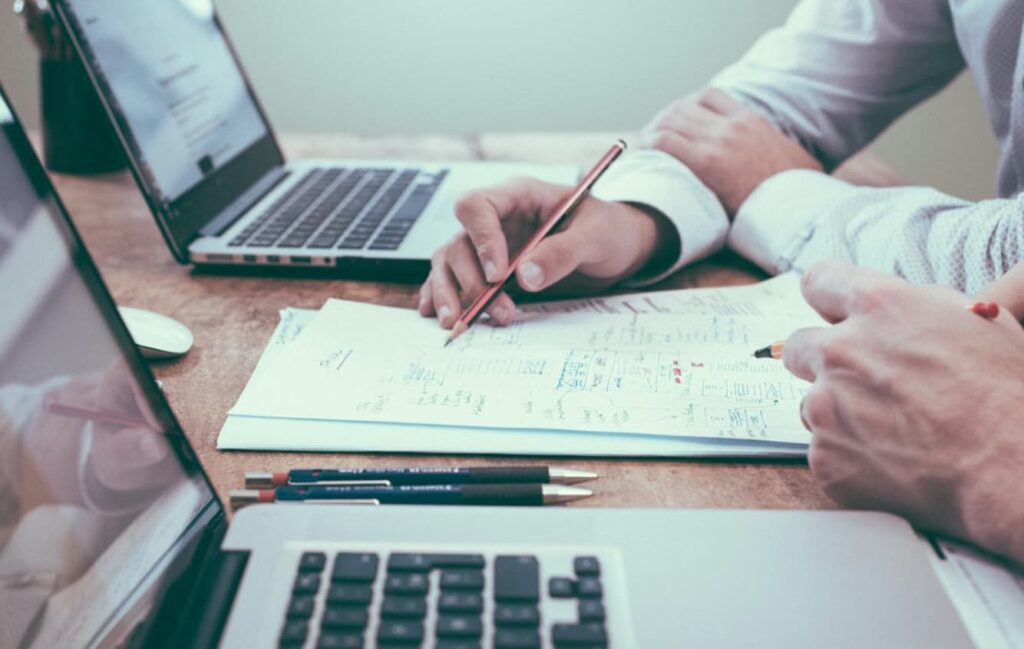 보험 계약서와 펜, 고지의무 위반 해지 통보 대응 방법