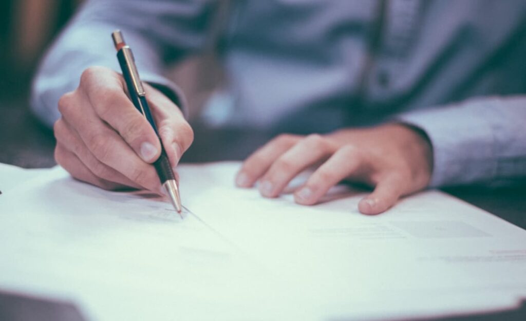 임대차계약 특약 조항 작성 중인 계약서와 펜 - 전세 사기 예방을 위한 필수 문구